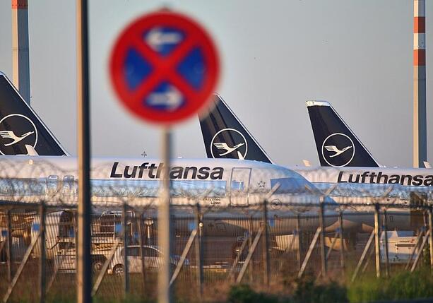 Bild vergr&ouml;&szlig;ern: Lufthansa-Maschine fällt am Frankfurter Flughafen auf die Nase