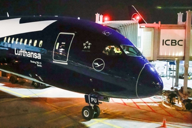 Bild vergr&ouml;&szlig;ern: Lufthansa-Boeing fällt am Flughafen Frankfurt auf die Nase - Keine Fluggäste an Bord