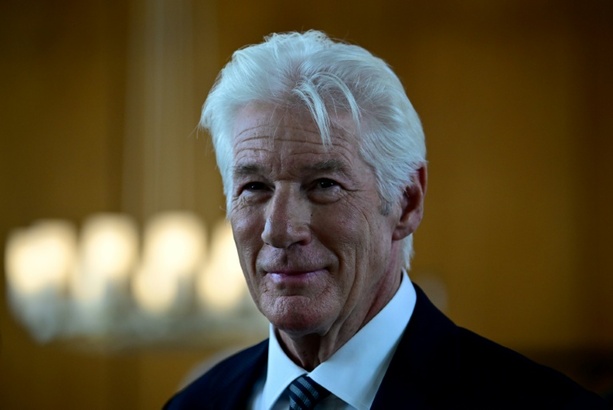 Bild vergr&ouml;&szlig;ern: Hollywoodstar Richard Gere ist beschämt wegen US-Migrationspolitik