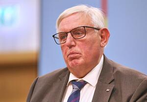 Laumann begrüßt Pflegereform - Kritik an Aussetzung von Tariftreue