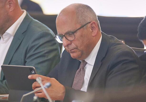 Bild vergr&ouml;&szlig;ern: Hessens Innenminister will Ausreisepflichtige per Handy orten