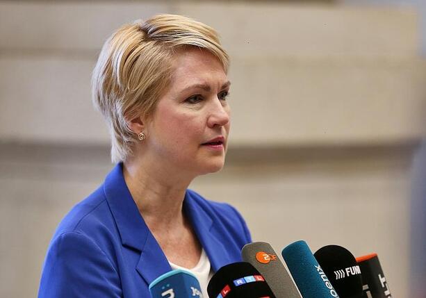 Bild vergr&ouml;&szlig;ern: Schwesig kritisiert Warkens Pflegereform als schweren Fehler