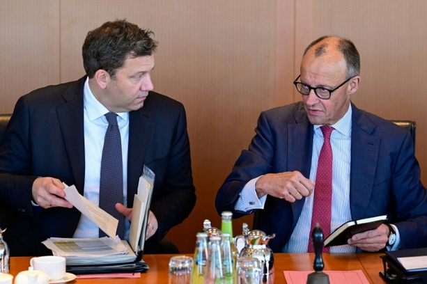 Bild vergr&ouml;&szlig;ern: Bundesregierung weiter tief in Umfragekeller - AfD in neuem Politbarometer vorn