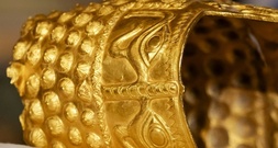 Drei Männer wegen Diebstahls von antikem Goldhelm zu vier Jahren Haft verurteilt