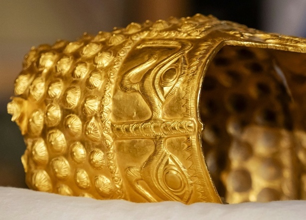 Bild vergr&ouml;&szlig;ern: Drei Männer wegen Diebstahls von antikem Goldhelm zu vier Jahren Haft verurteilt