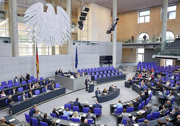 Bild vergr&ouml;&szlig;ern: Linke kritisiert Altersbezüge von Abgeordneten als zu hoch