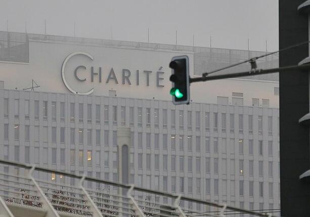 Bild vergr&ouml;&szlig;ern: Ebola-Patient nach erfolgreicher Behandlung aus Charite entlassen
