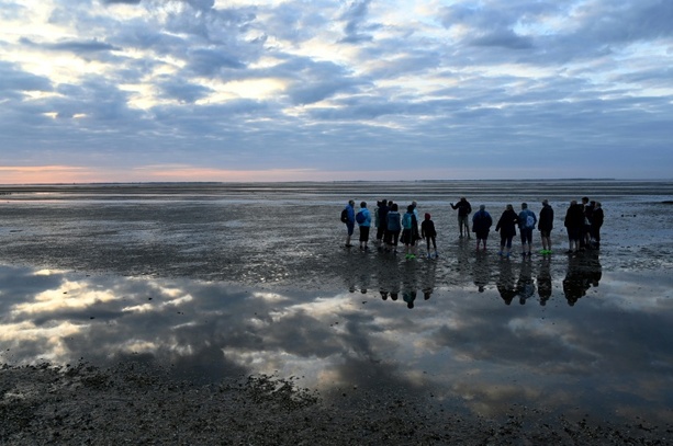 Bild vergr&ouml;&szlig;ern: Hubschraubereinsatz: Drei Wanderinnen aus Watt vor St. Peter Ording gerettet