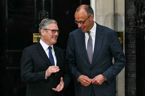 Bild vergr&ouml;&szlig;ern: Britischer Premier Starmer empfängt Merz und Macron zu Ukraine-Gesprächen