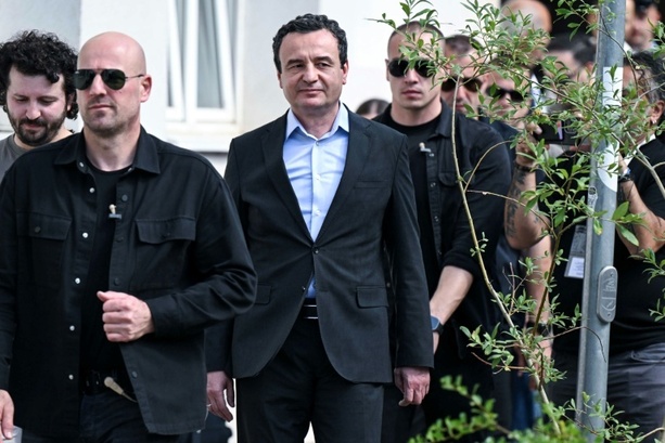 Bild vergr&ouml;&szlig;ern: Parlamentswahl im Kosovo: Partei von Regierungschef Kurti liegt deutlich vorn