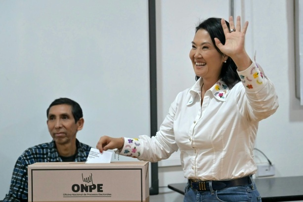 Bild vergr&ouml;&szlig;ern: Nachwahlbefragungen: Fujimori bei Stichwahl um Präsidentenamt in Peru knapp vorn