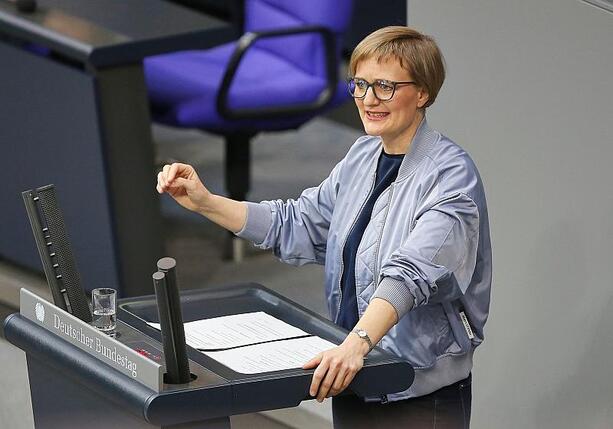 Bild vergr&ouml;&szlig;ern: Grünen-Chefin wirft Regierung Versagen bei FCAS vor