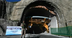 Letzte Sprengung: Indien baut neuen Himalaya-Tunnel fertig