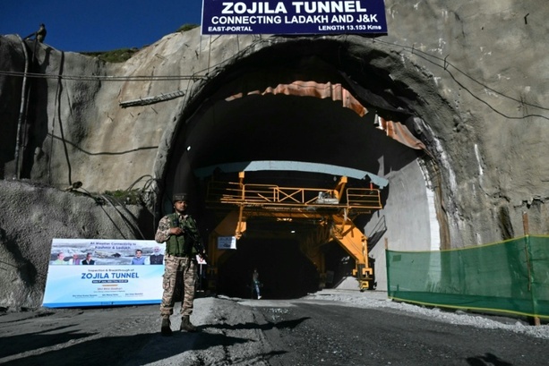 Bild vergr&ouml;&szlig;ern: Letzte Sprengung: Indien baut neuen Himalaya-Tunnel fertig