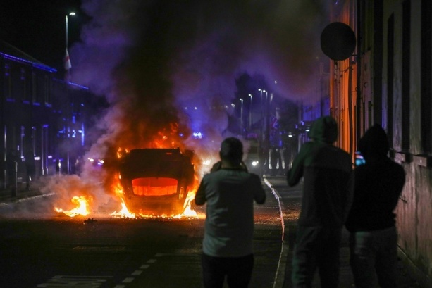 Bild vergr&ouml;&szlig;ern: Ausländerfeindliche Proteste nach Messerangriff in Belfast eskalieren