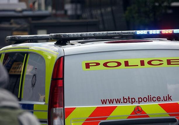 Bild vergr&ouml;&szlig;ern: Ausschreitungen in Belfast nach Protesten gegen Messerangriff
