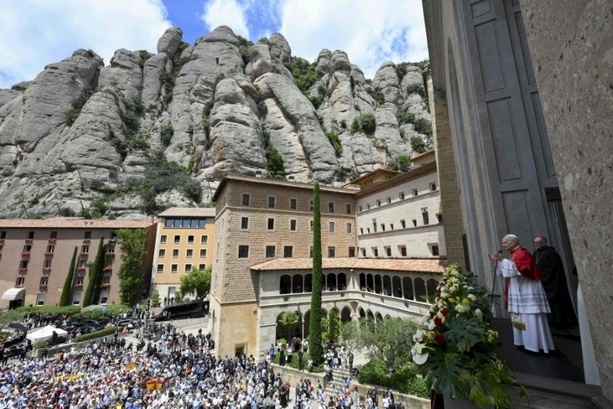 Bild vergr&ouml;&szlig;ern: Vor Messe in Sagrada Família: Papst Leo besucht Gefängnis und Abtei bei Barcelona