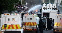 Neue ausländerfeindliche Proteste in Nordirland - Polizei setzt Wasserwerfer ein