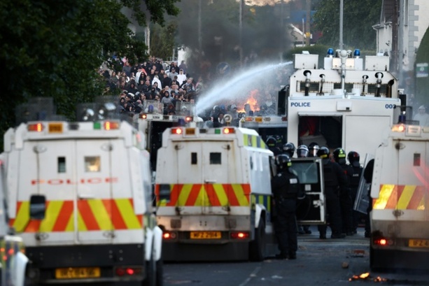 Bild vergr&ouml;&szlig;ern: Neue ausländerfeindliche Proteste in Nordirland - Polizei setzt Wasserwerfer ein