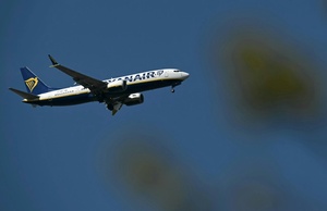 Gebühr für Familiensitzplatz: Britische Aufsicht prüft Ryanair-Buchungsvorschrift
