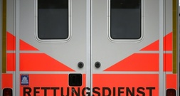 Leeres Auto rollt los: 77-Jähriger stirbt nach Unfall in Bayern