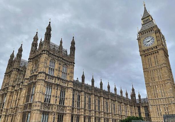 Bild vergr&ouml;&szlig;ern: Britischer Verteidigungsminister tritt wegen Haushaltsstreit zurück