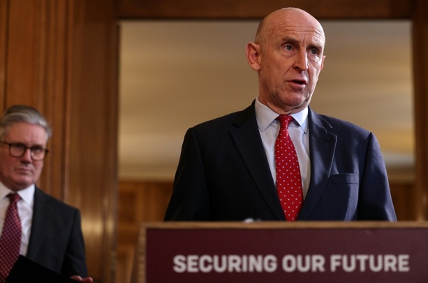 Bild vergr&ouml;&szlig;ern: Britischer Verteidigungsminister John Healey tritt zurück