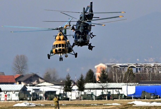 Bild vergr&ouml;&szlig;ern: Bundestag verlängert Bundeswehr-Einsätze in Bosnien und im Kosovo
