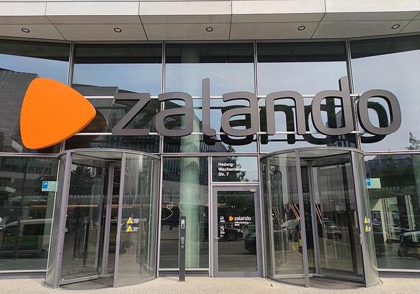 Bild vergr&ouml;&szlig;ern: Zalando-Beschäftigte protestieren gegen WM-Sponsoring