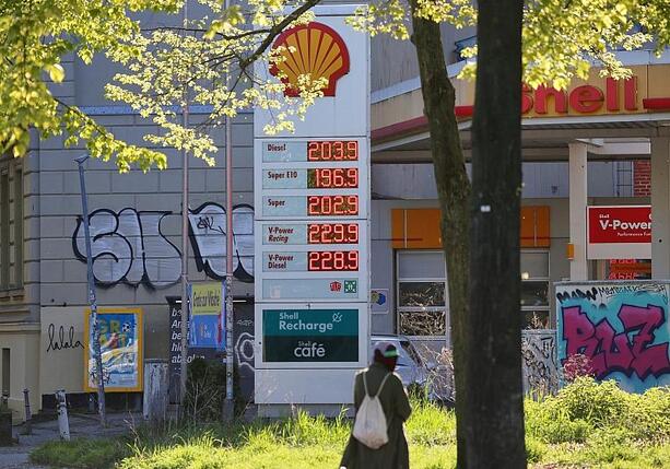 Bild vergr&ouml;&szlig;ern: Stegner fürchtet Benzin-Rationierungen bei anhaltenden Kriegen