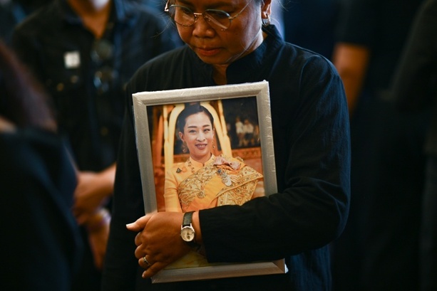 Bild vergr&ouml;&szlig;ern: Hunderte erwarten in Bangkok Ankunft des Trauerzugs mit Leichnam von Prinzessin Bha