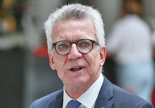Bild vergr&ouml;&szlig;ern: Gabriel und de Maizière kritisieren Regierungsstil