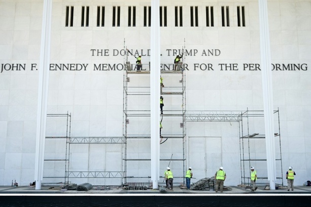 Bild vergr&ouml;&szlig;ern: Richter hält an Beschluss fest: Trumps Name muss von Kennedy Center entfernt werden