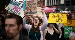 Nach ausländerfeindlichen Protesten: Tausende demonstrieren in Belfast gegen Rassismus