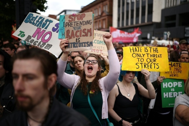 Bild vergr&ouml;&szlig;ern: Nach ausländerfeindlichen Protesten: Tausende demonstrieren in Belfast gegen Rassismus