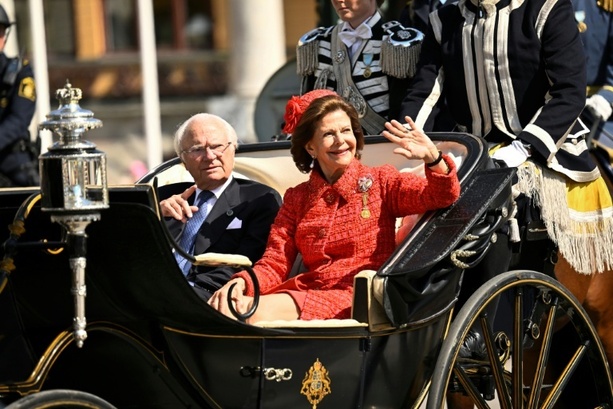 Bild vergr&ouml;&szlig;ern: Kutschfahrt durch Stockholm: Schwedisches Königspaar feiert Goldene Hochzeit