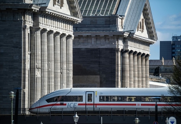 Bild vergr&ouml;&szlig;ern: Bahnstrecke Hamburg-Berlin nach Sanierung wieder freigegeben: Erste Züge rollen