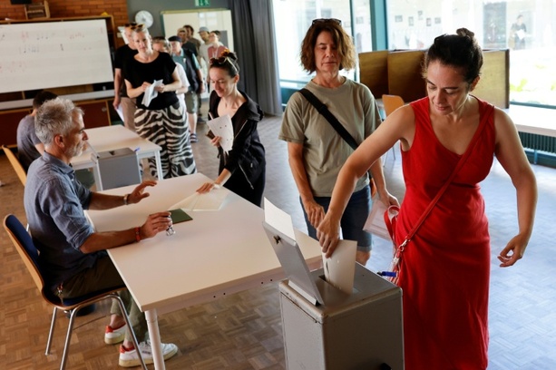 Bild vergr&ouml;&szlig;ern: Referendum in der Schweiz: Nein zur Begrenzung der Zuwanderung zeichnet sich ab