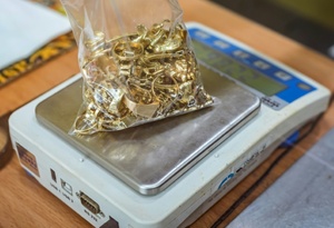 Trickdiebe tragen Kommode mit Gold- und Silberschmuck aus Wohnung von Seniorin