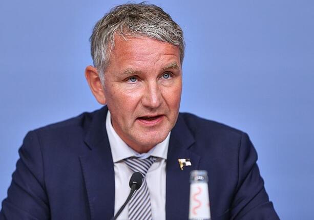 Bild vergr&ouml;&szlig;ern: SPD-Politiker fordern Prüfung von Wahlrechtsentzug für Höcke