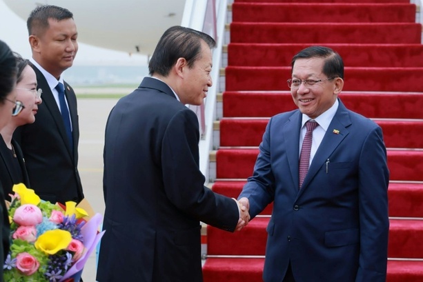 Bild vergr&ouml;&szlig;ern: Myanmars Machthaber Min Aung Hlaing zu Gesprächen in Peking