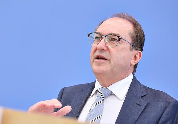 Bild vergr&ouml;&szlig;ern: Dobrindt eröffnet neues Zentrum zur Abwehr hybrider Bedrohungen