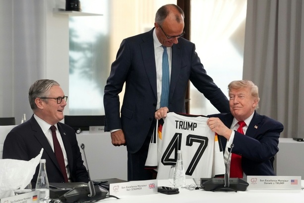 Bild vergr&ouml;&szlig;ern: G7-Gipfel: Merz schenkt Trump Nationaltrikot zum 80. Geburtstag