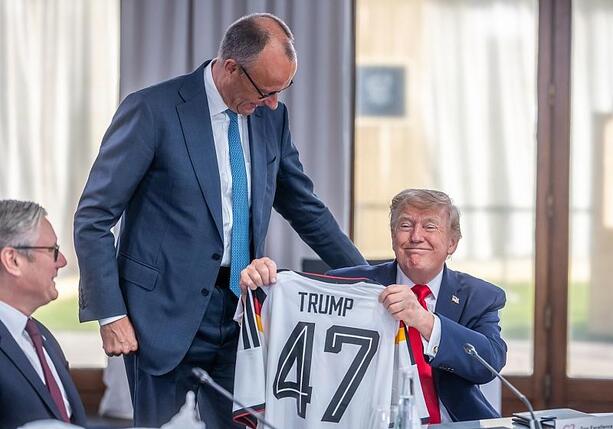 Bild vergr&ouml;&szlig;ern: Merz schenkt Trump Deutschlandtrikot