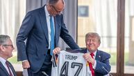 Merz schenkt Trump Deutschlandtrikot