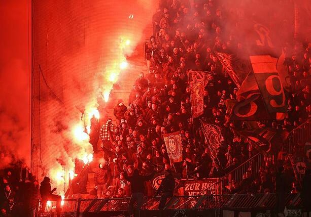 Bild vergr&ouml;&szlig;ern: Bericht: IMK vertagt Entscheidung zu Pyrotechnik in Stadien