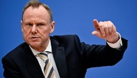Vorsitzender der Innenminister-Konferenz: Hürden für Abschiebung Straffälliger senken