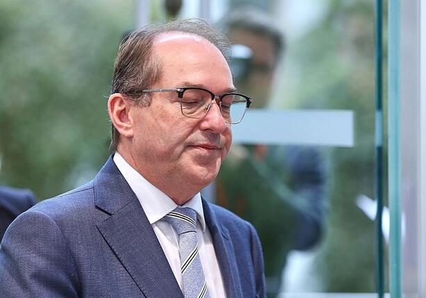 Bild vergr&ouml;&szlig;ern: Dobrindt will Kürzung von Bürgergeld-Regelsatz