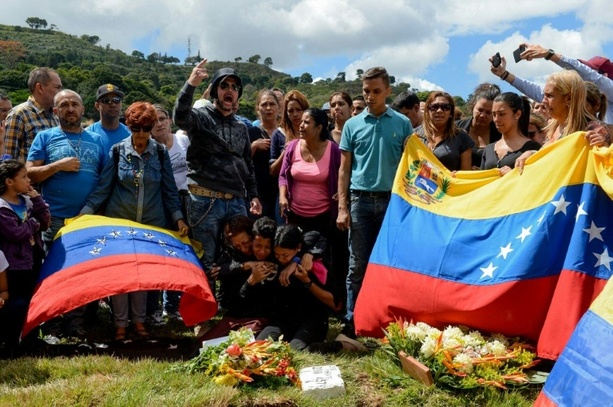 Bild vergr&ouml;&szlig;ern: Venezuela: Mutter von getötetem Dissidenten macht Maduro-Regierung schwere Vorwürfe