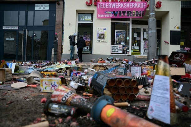 Bild vergr&ouml;&szlig;ern: Attacken auf Einsatzkräfte an Silvester: Durchsuchungen in Nordrhein-Westfalen